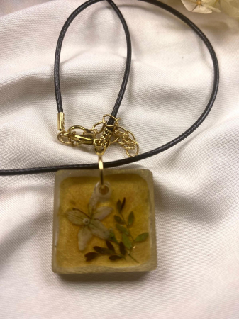 Coliere si lantisoare handmade - Colier cu pandantiv patrat din rasina, decorat cu flori naturale.
