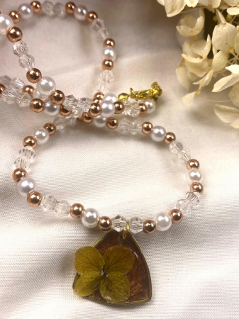 Coliere si lantisoare handmade - Colier cu pandativ triunghiular cu floare de hortensie prinsa in rasina.