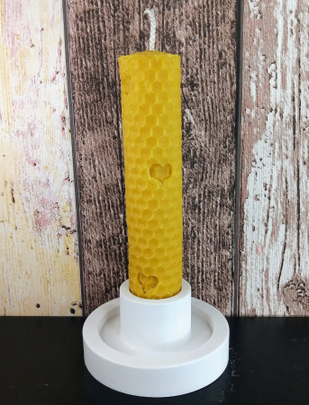 Lumanare decorativa cu inimoare din ceara naturala de albine + suport rotund din ceramica