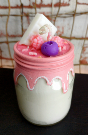 Prajiturele - Lumanare parfumata, " Cupcake Roz ", in pahar de sticla vintage.