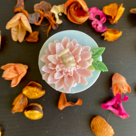 Lumanari decorative / 'turnate' - Lumanare parfumata roz - bleu + suport floare din ceramica handmade