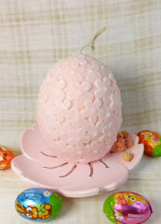 Lumanari decorative / 'turnate' - Ou roz cu flori din ceara de soia + farfurie din ceramica handmade roz