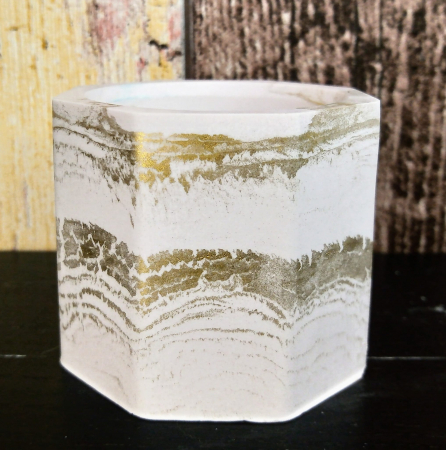 Ceramica handmade - Recipient (pahar) hexagonal din ceramica alb/auriu
