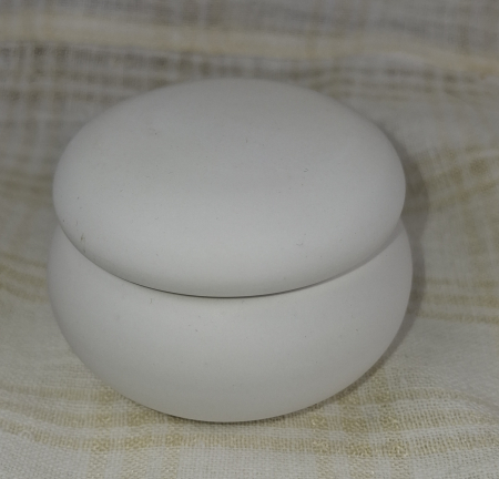 Caseta bijuterii - recipient rotund, alb, din ceramica, cu capac. [1]