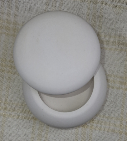 Caseta bijuterii - recipient rotund, alb, din ceramica, cu capac. [2]