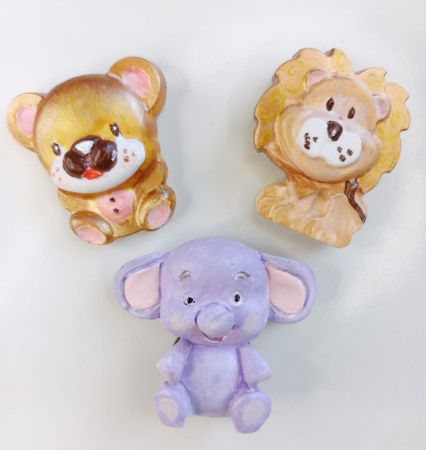 Decoratiuni - Magneți de frigider 'animalute ' din ceramica, lucrati si pictati manual.