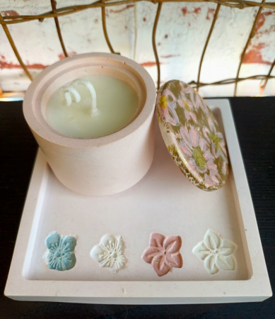 Ceramica handmade - Set decorativ  alb/roz cu flori imprimate.