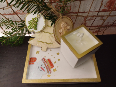Set decorativ  Craciun - lumanare din ceara de soia si suport dreptungiular din ceramica alb auriu