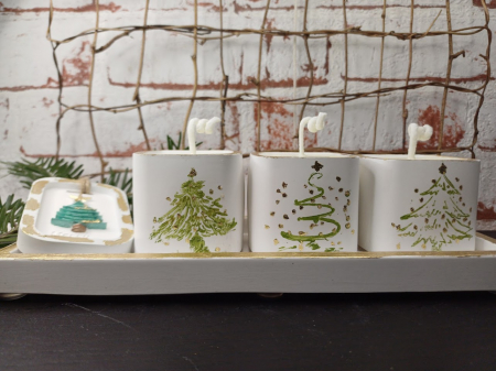Set decorativ - trei lumanari din ceara de soia turnate in pahare de ceramica plus suport dreptunghiular din ceramica.