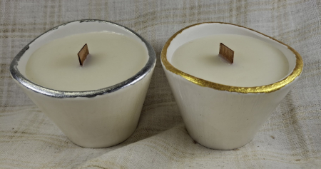 Seturi decorative - Set decorativ de Craciun - lumanare alba din ceara de soia in suport din ceramica handmade