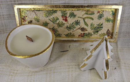 Seturi decorative - Set decorativ de Craciun - lumanare alba din ceara de soia plus suport din ceramica handmade