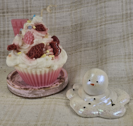 Lumanari decorative / 'turnate' - Set decorativ de Craciun - 'Melting Cupcake' - lumanare plus suport din ceramica