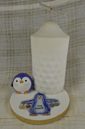 Lumanari decorative / 'turnate' - Set decorativ de Craciun - 'Merry Pinguini' lumanare alba din ceara de soia plus suport din ceramica handmade