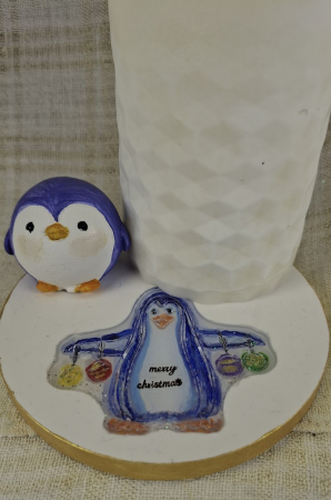 Set decorativ de Craciun - 'Merry Pinguini' lumanare alba din ceara de soia plus suport din ceramica handmade [1]