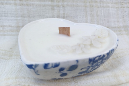 Set decorativ - lumanare parfumata in recipient inimioara plus suport -  motiv floral bleumarin. [6]