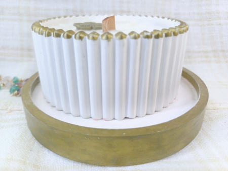 Set decorativ - lumanare in recipient ceramic plus suport rotund (farfuriuta), alb cu margine aurie. [4]