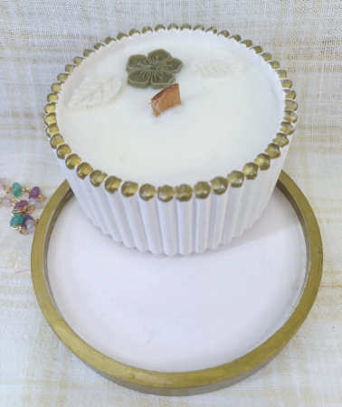 Seturi decorative - Set decorativ - lumanare in recipient ceramic plus suport rotund (farfuriuta), alb cu margine aurie.