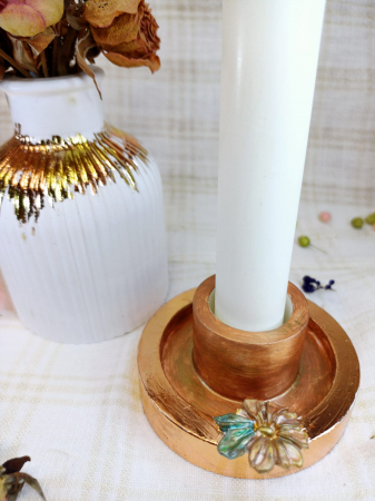 Set decorativ - lumanare cilindrica, alba, sfesnic in culoarea bronzului si  vaza din ceramica alba. [6]
