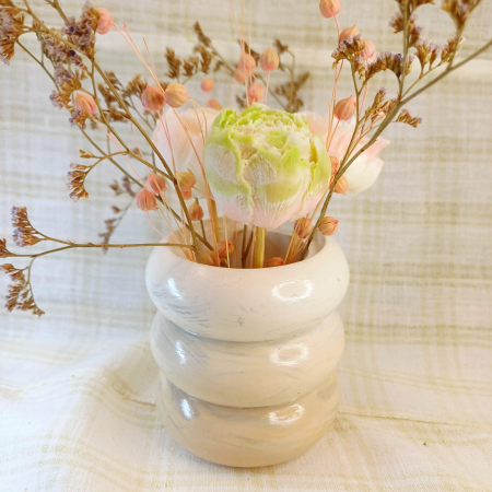 Set decorativ  format dintr-un vas circular din ceramica cu trei flori din ceara placut parfumata si un coaster hexagonal [8]
