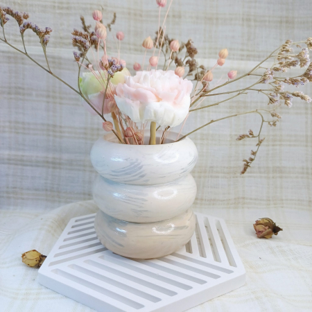 Ceramica handmade - Set decorativ  format dintr-un vas circular din ceramica cu trei flori din ceara placut parfumata si un coaster hexagonal