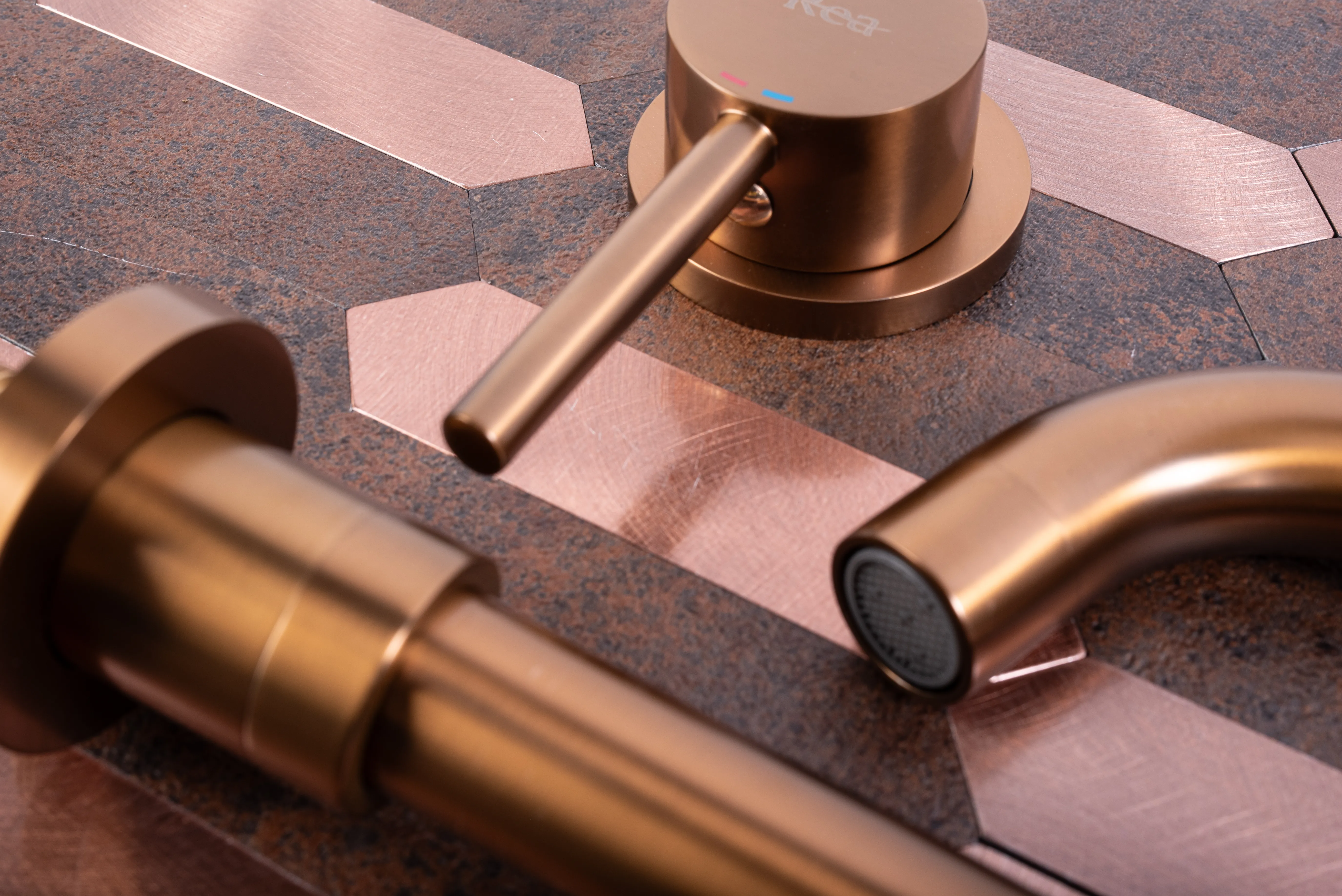 Baterie lavoar finisaj cupru periat înălțime 10 cm material alamă model Lungo Copper Brush [2]