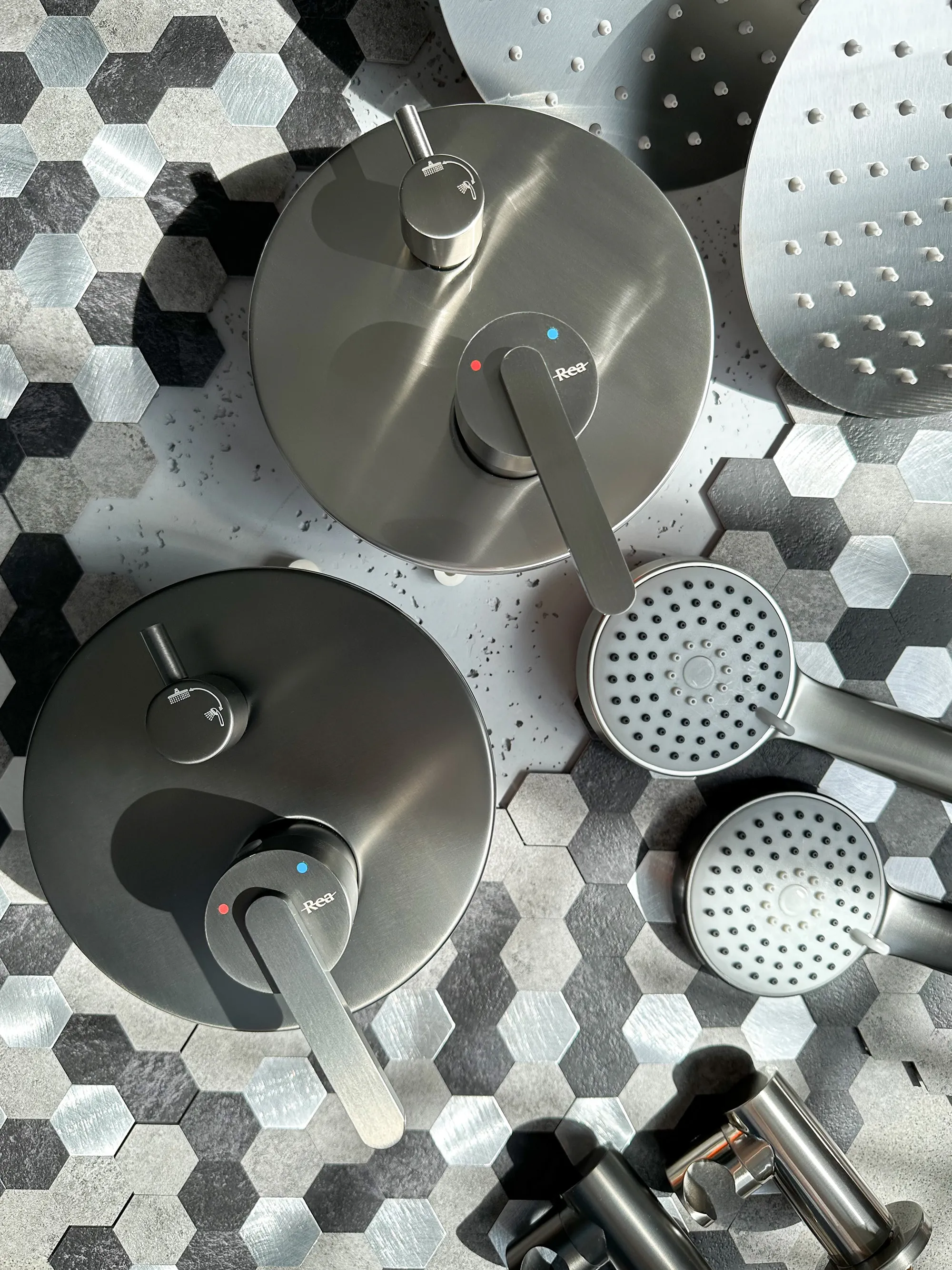 Set de duș încastrat culoare titanium  înălțime 17 cm model Lungo Ontario Gun Grey [4]