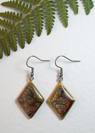 Colecția Armonia - cercei handmade romb rosu auriu negru