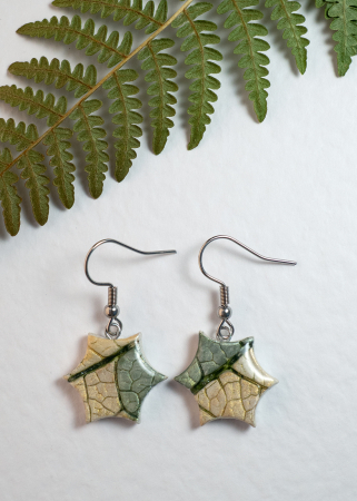 Produse - cercei handmade steluta verde galben cu nervuri de frunza