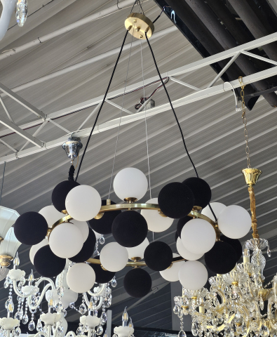■ ILUMINAT DE INTERIOR - LUSTRA - GLOB ALB-NEGRU DE CATIFEA; becuri G9x32buc
