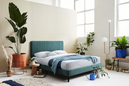 MOBILIER DORMITOR - Pat tapitat Emerald cu catifea verde, 140x200, cadru din lemn cu somiera fixa
