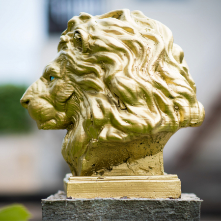 Cap leu auriu, beton, pentru stalpii de la gard, 35x33x27cm [1]