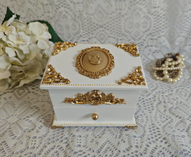 Cutii și Casete Bijuterii Handmade – Eleganță Unicat pentru Comori Personale - Cutie muzicală vintage-Camee