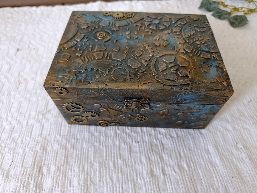 Casetă din lemn decorată manual în stil steampunk – cadou ideal pentru bărbați [4]