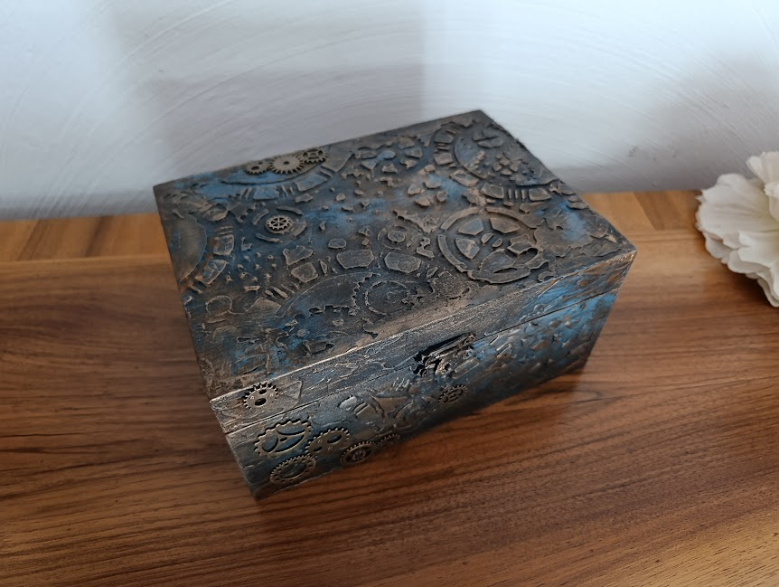 Casetă din lemn decorată manual în stil steampunk – cadou ideal pentru bărbați [5]