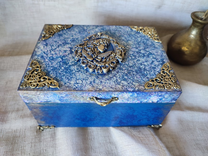 caseta-decorativa-din-lemn-albastru-regal-cu-accent-auriu-vintage [3]