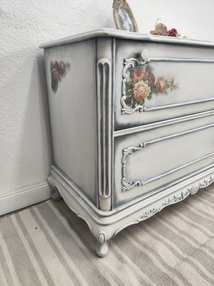 Comodă vintage recondiționată alb patinat cu detalii florale [4]