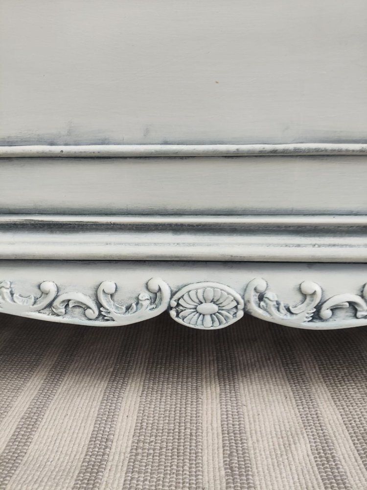 Comodă vintage recondiționată alb patinat cu detalii florale [6]