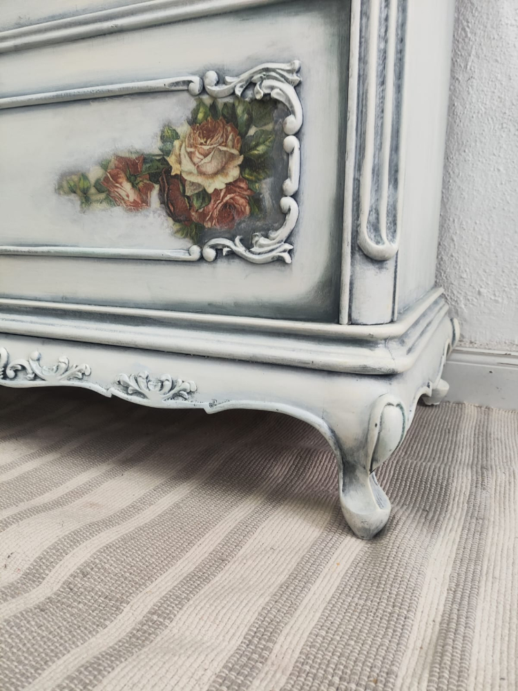 Comodă vintage recondiționată alb patinat cu detalii florale [5]