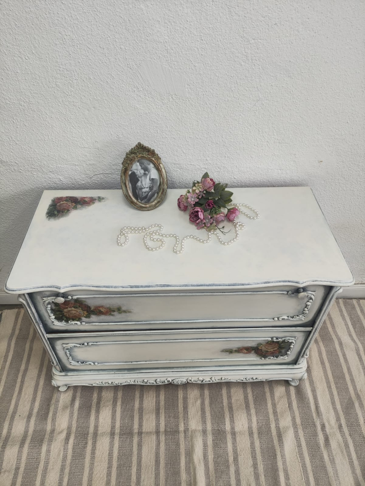 Comodă vintage recondiționată alb patinat cu detalii florale [3]