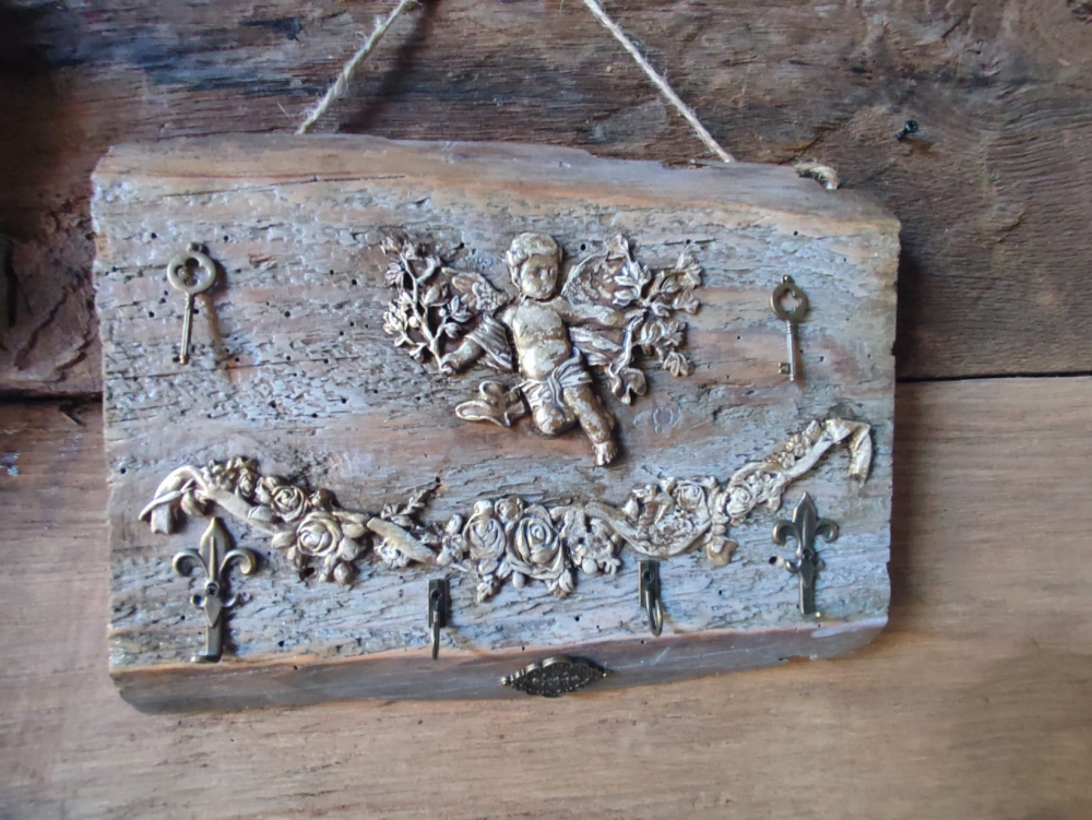 Cuier de perete handmade – lemn vechi, înger și farmec rustic [6]