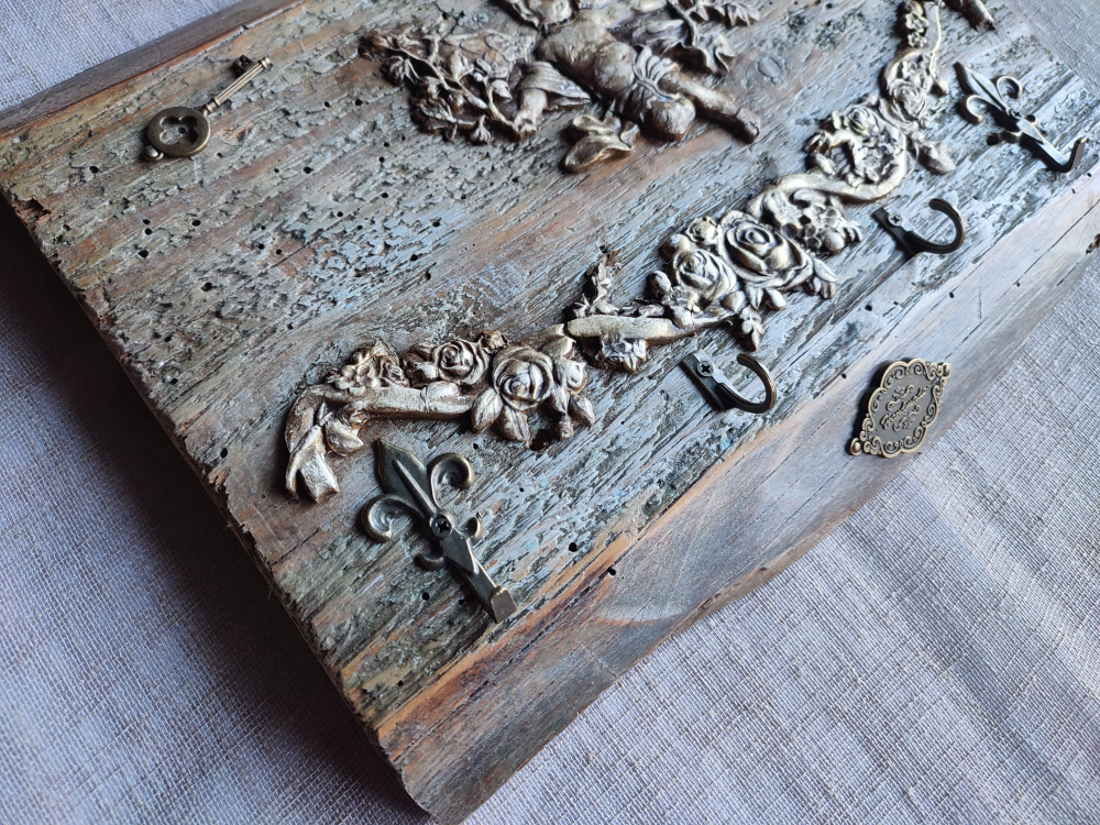 Cuier de perete handmade – lemn vechi, înger și farmec rustic [3]