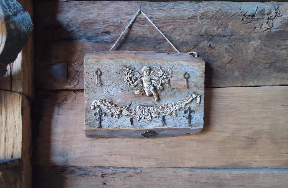 Cuier de perete handmade – lemn vechi, înger și farmec rustic [7]