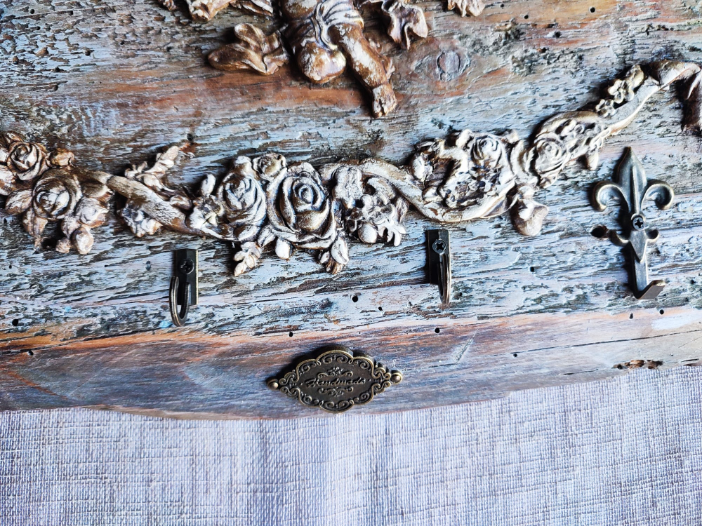 Cuier de perete handmade – lemn vechi, înger și farmec rustic [2]