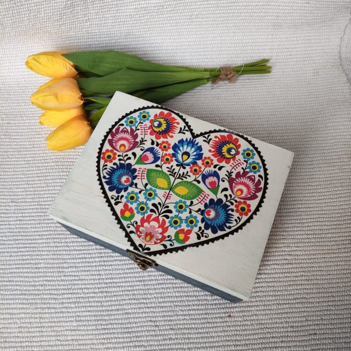 Cutie decorata cu motive folk [3]