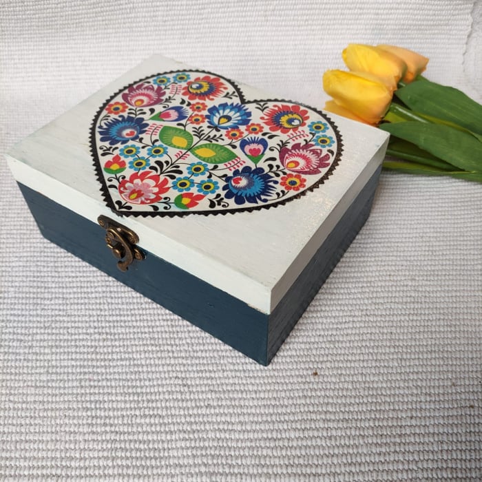 Cutie decorata cu motive folk [5]