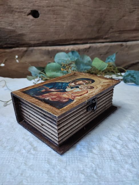 Cutie din Lemn Model Carte, Decorată cu Imaginea Maicii Domnului [3]