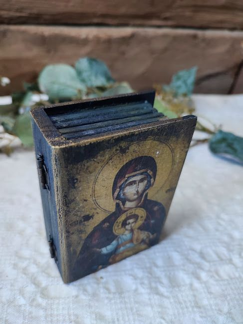 Cutie din Lemn Model Carte, Decorată cu Imaginea Maicii Domnului [3]