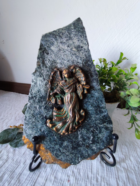 Decoratiune pe piatră naturală -Granit Albastru cu înger turnat și pictat manua [3]