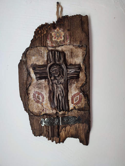 Decorațiune Rustică Unicat – Cruce în Relief pe Lemn Recuperat [1]