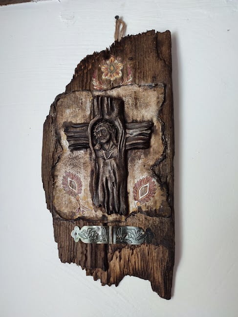 Decorațiune Rustică Unicat – Cruce în Relief pe Lemn Recuperat [6]